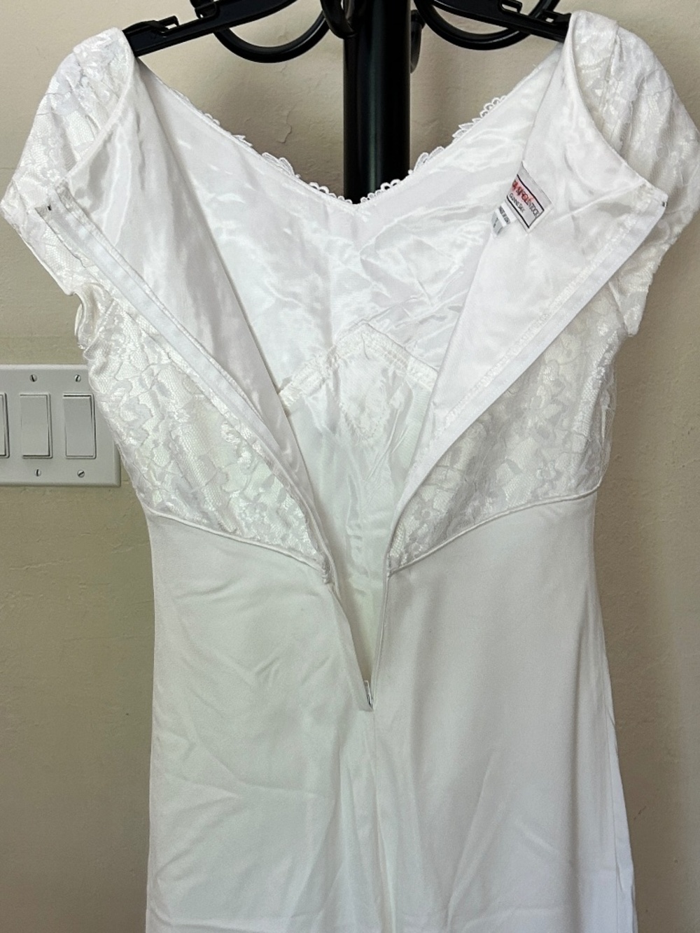 Jessica McClintock White Gown – Timeless Elegance - Picture 5 of 11